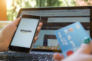 Amazon will continue to accept Visa credit cards after striking an international agreement with the payments group.