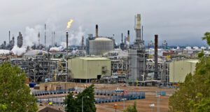 Scotland’s last remaining oil refinery at Grangemouth will close between April and June next year, resulting in the loss of 400 jobs and leaving the UK with only a handful of refineries.